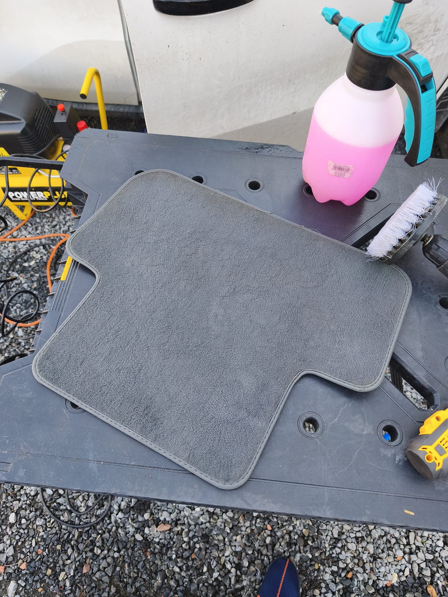 Nettoyage voiture avant après Mons Kraken Cleaning, après transformation 1