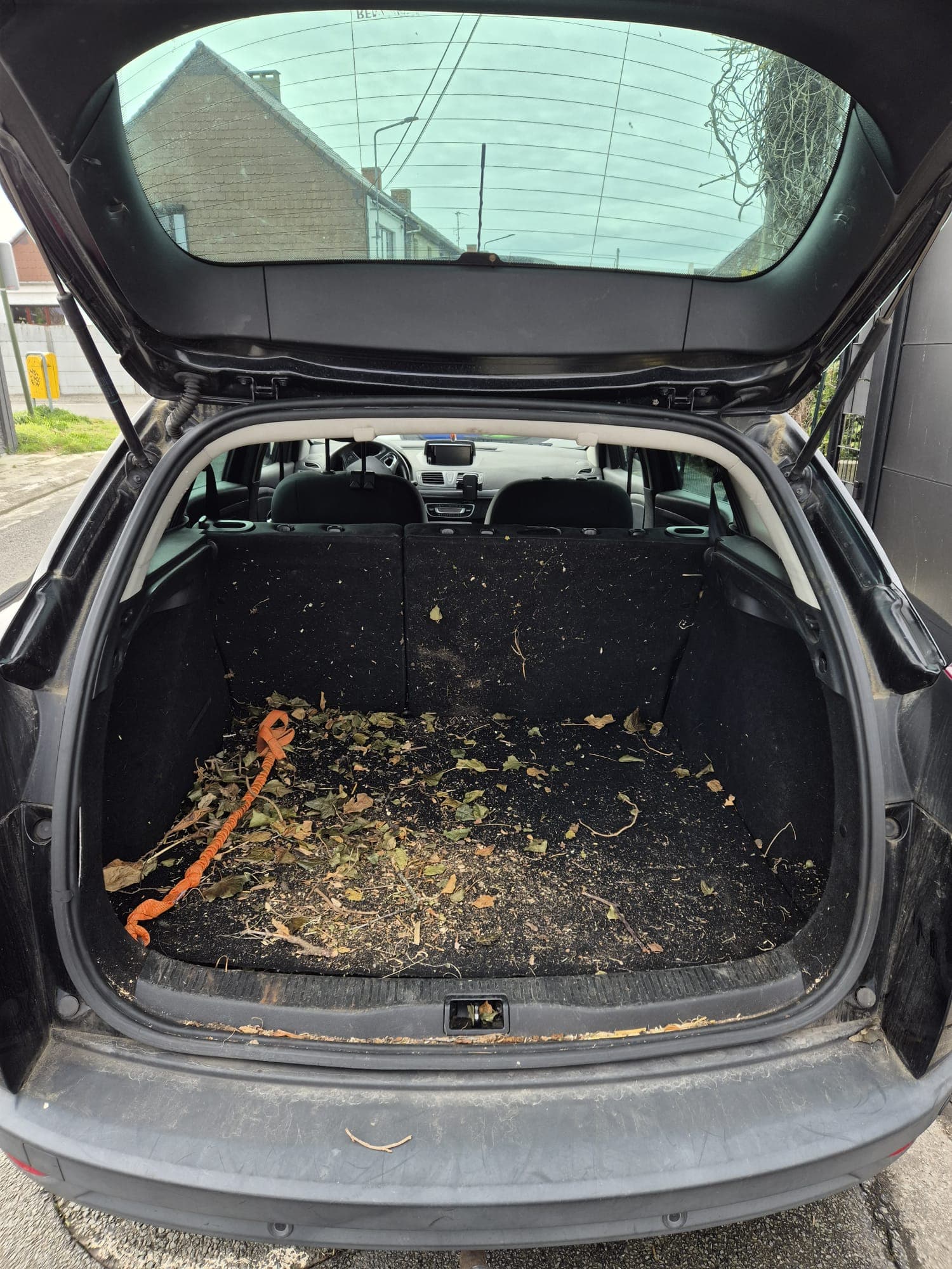 Avant nettoyage voiture premium Mons Kraken Cleaning, transformation 10