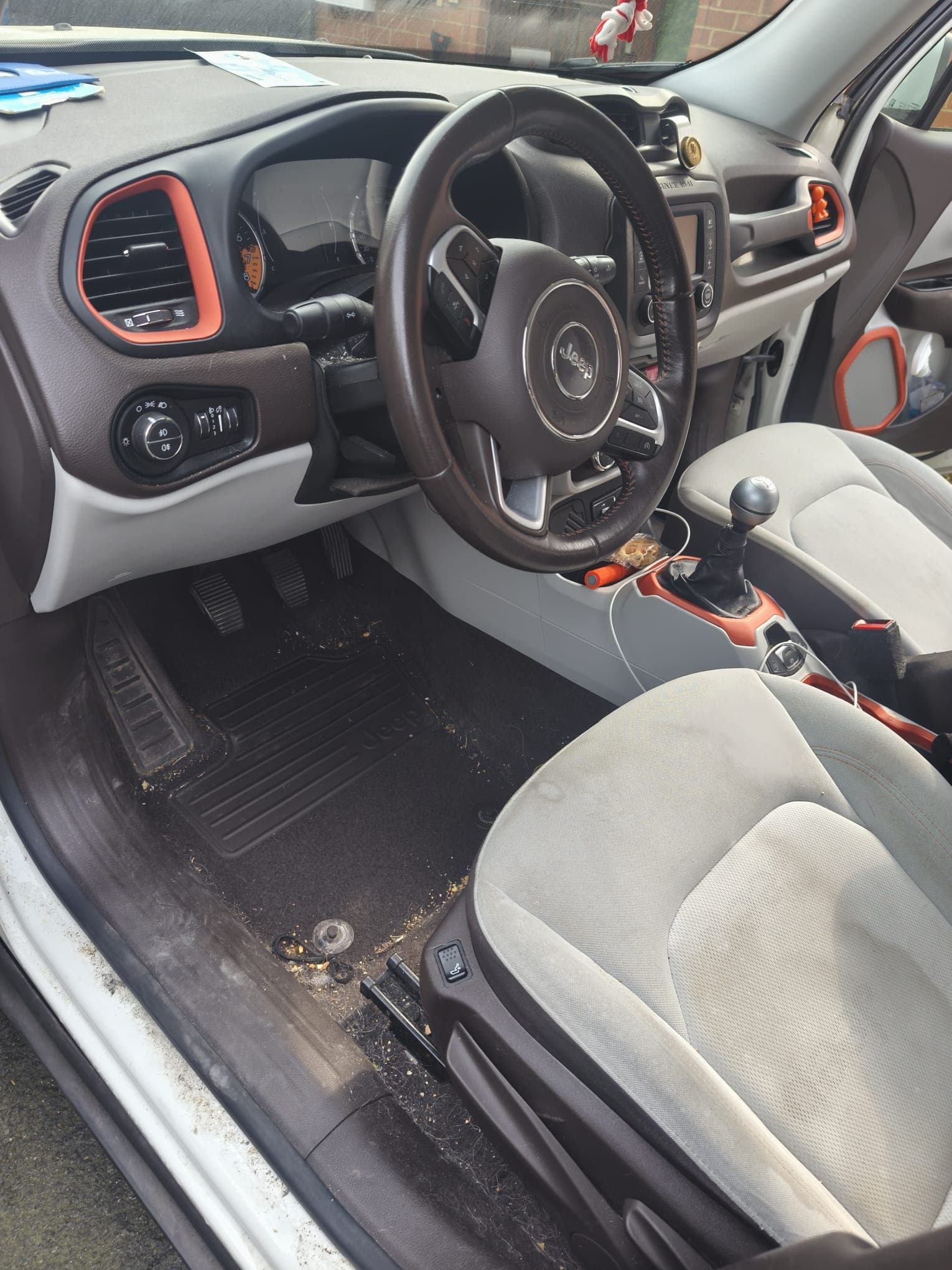 Avant nettoyage intérieur voiture Colfontaine Kraken Cleaning, transformation 4