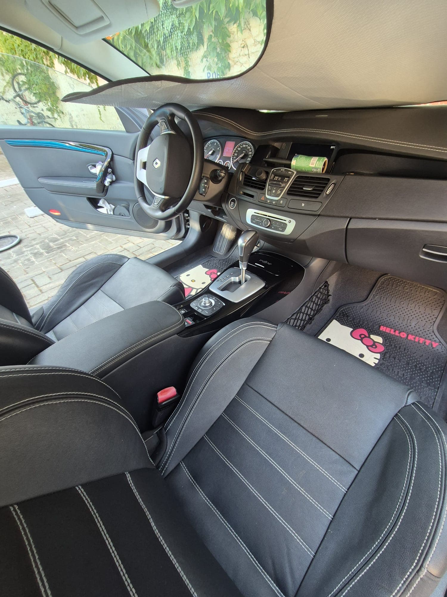 Habitacle Renault nettoyé avec soin par Kraken Cleaning