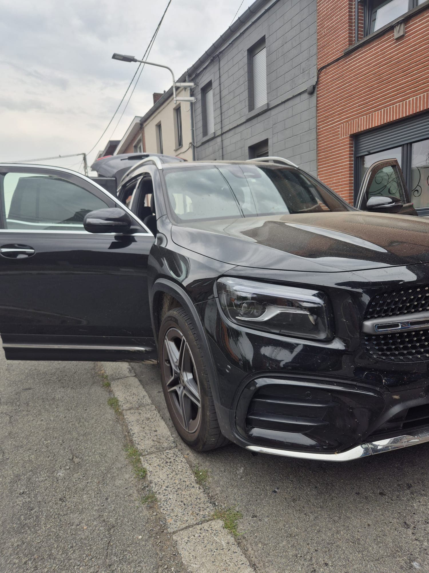 SUV noir pris en charge pour un nettoyage complet