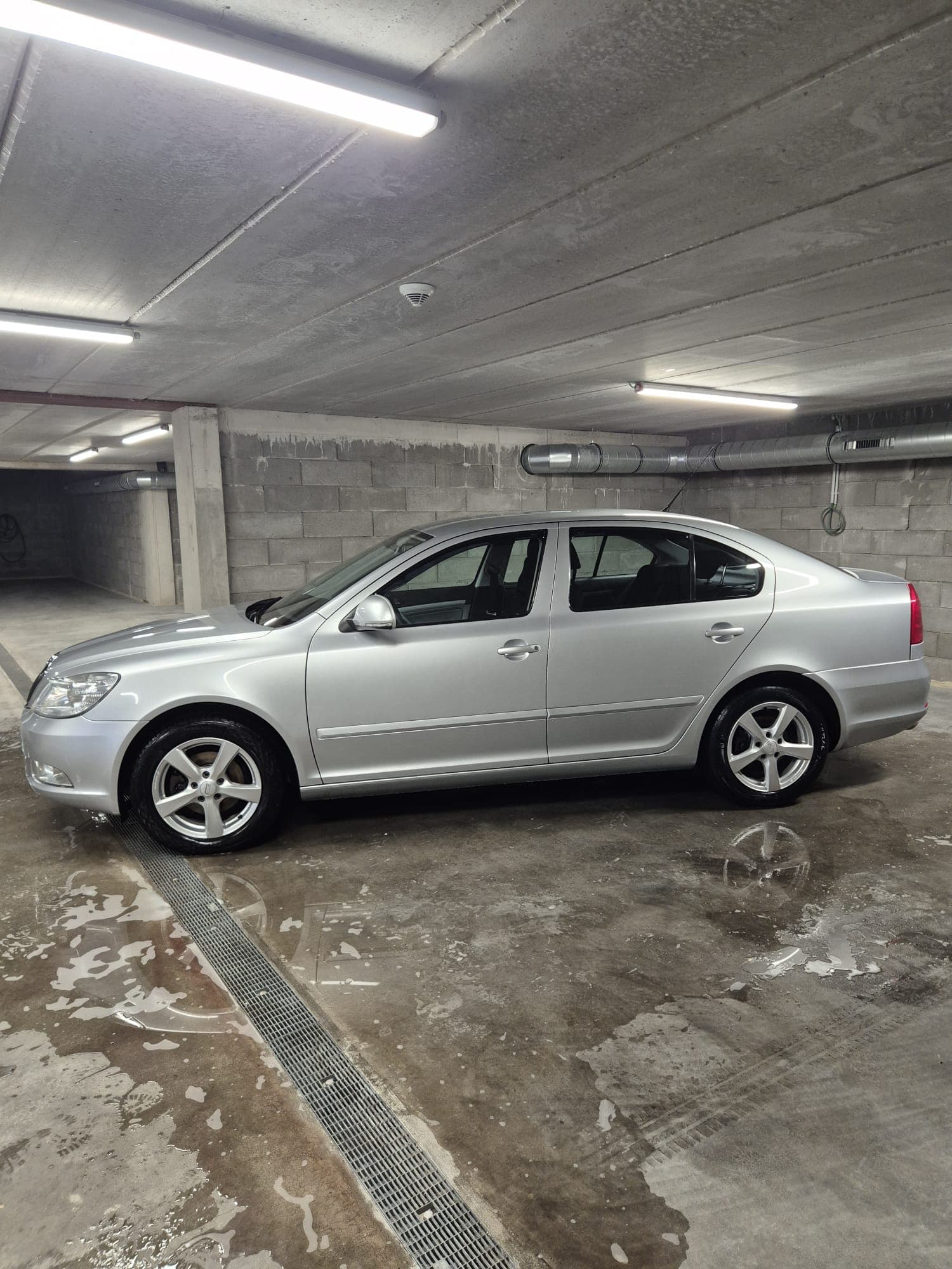 Berline argentée après nettoyage automobile complet