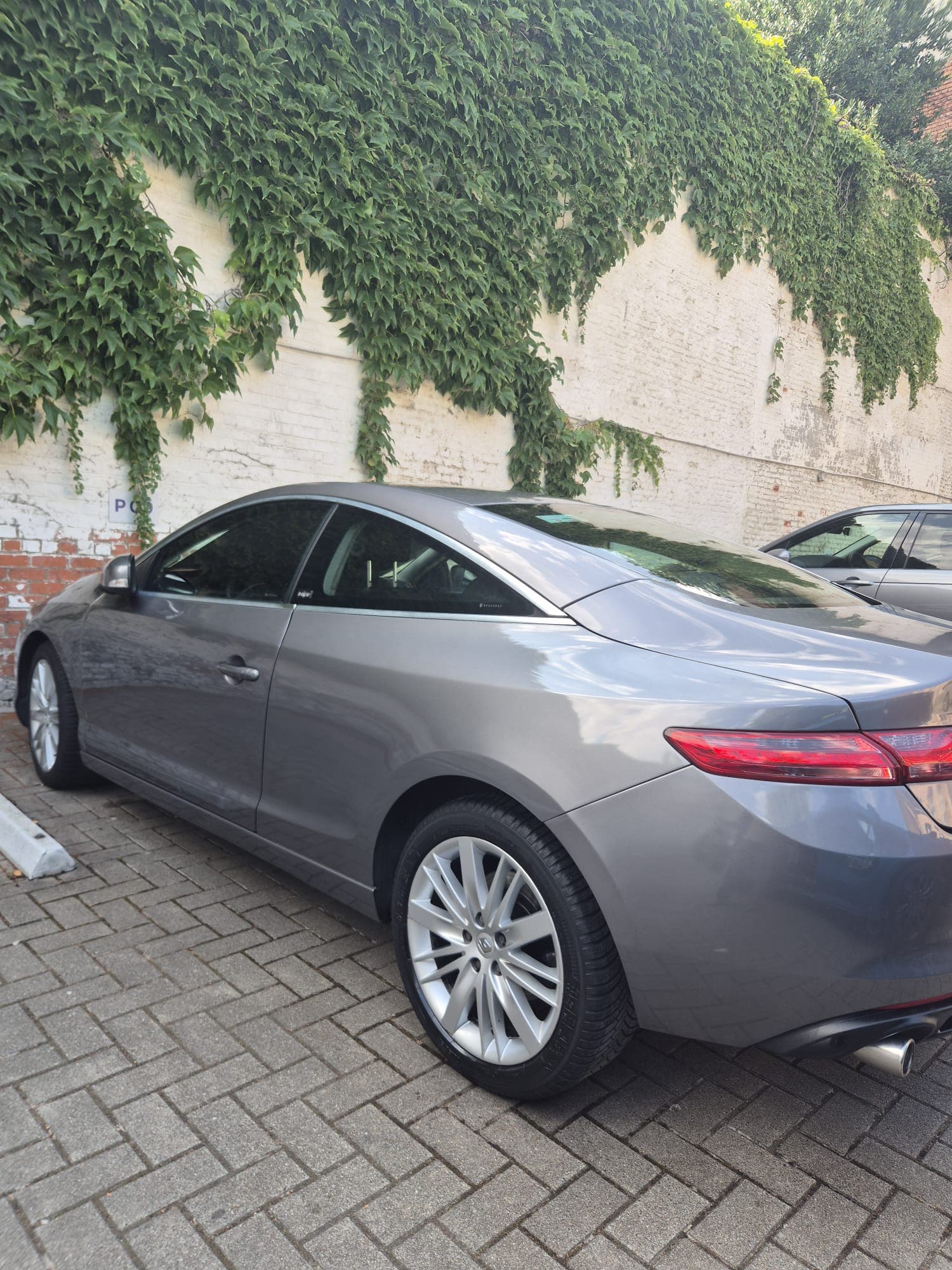 Finition soignée après nettoyage intérieur automobile