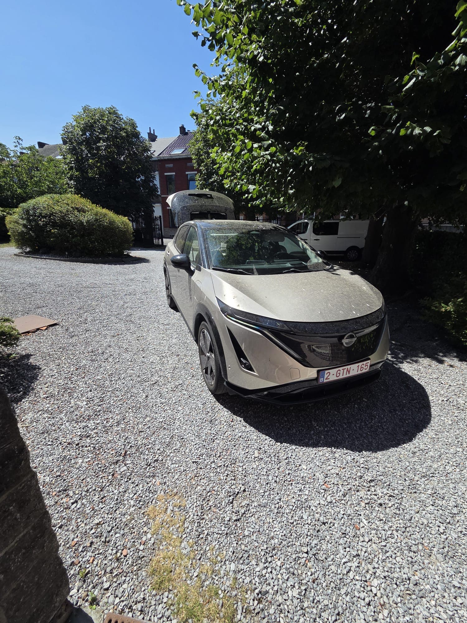 Carrosserie brillante après nettoyage automobile premium