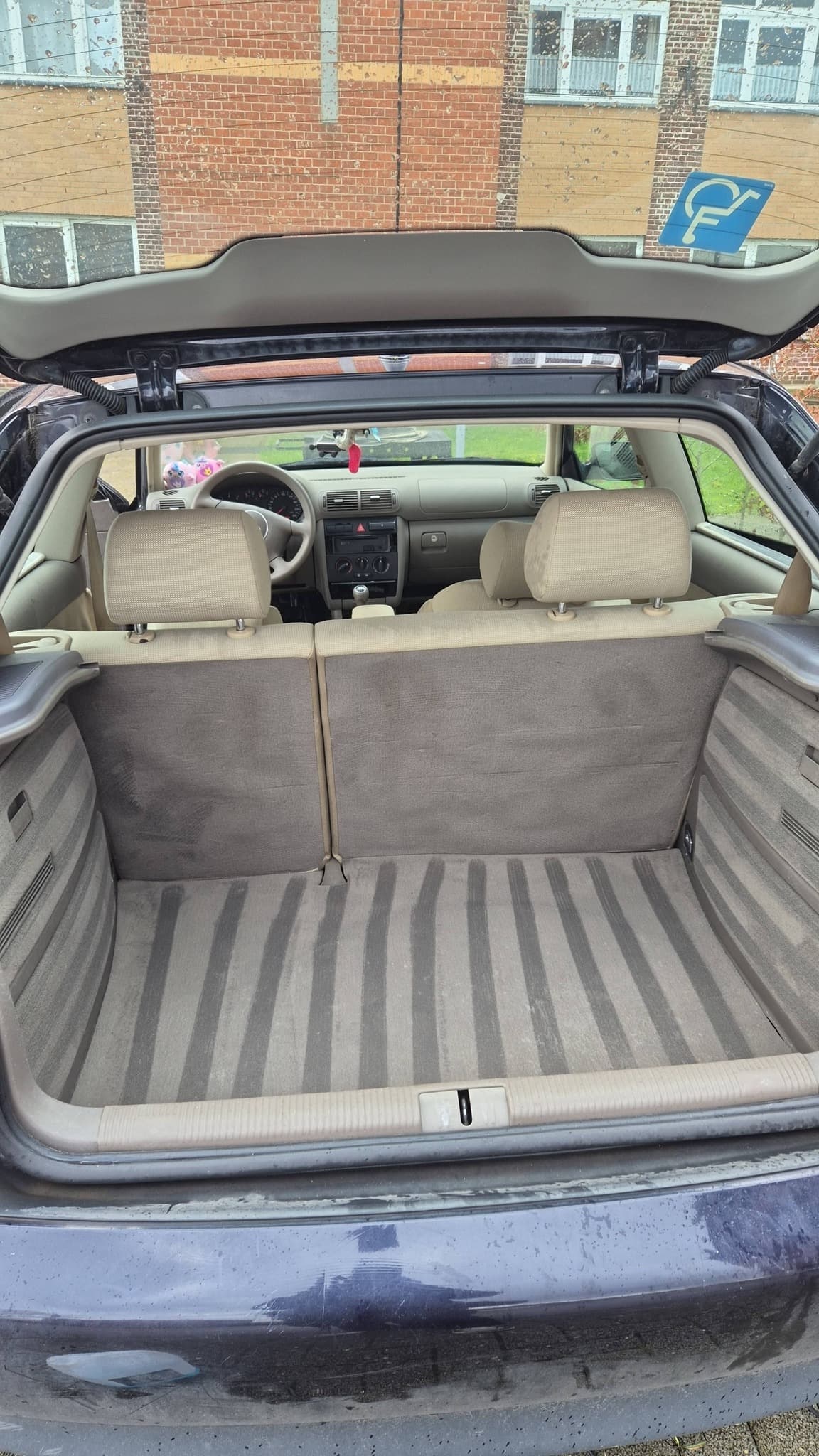 Prestation premium de nettoyage voiture à domicile à Mons par Kraken Cleaning