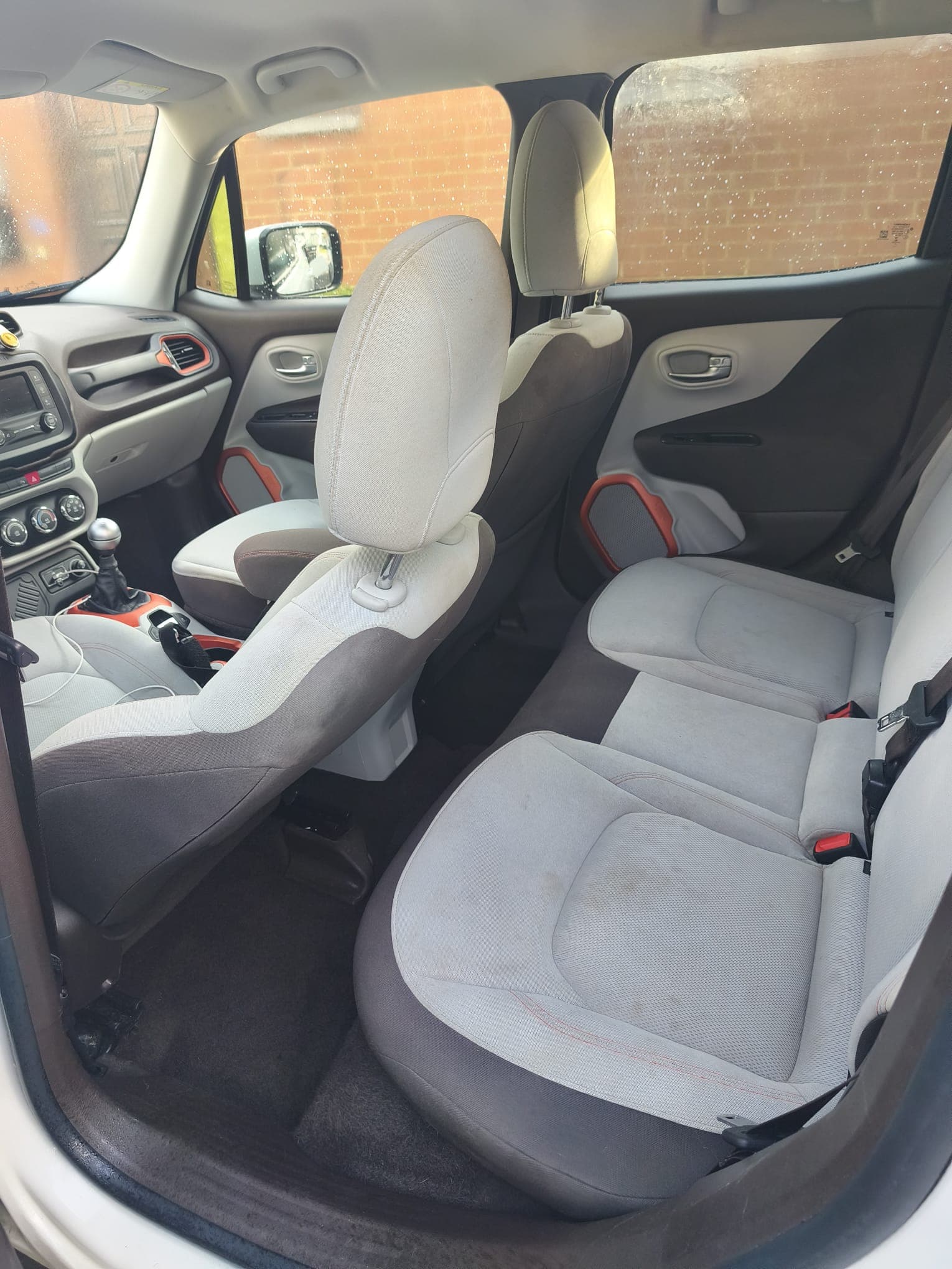 Habitacle traité par Kraken Cleaning après nettoyage voiture à domicile