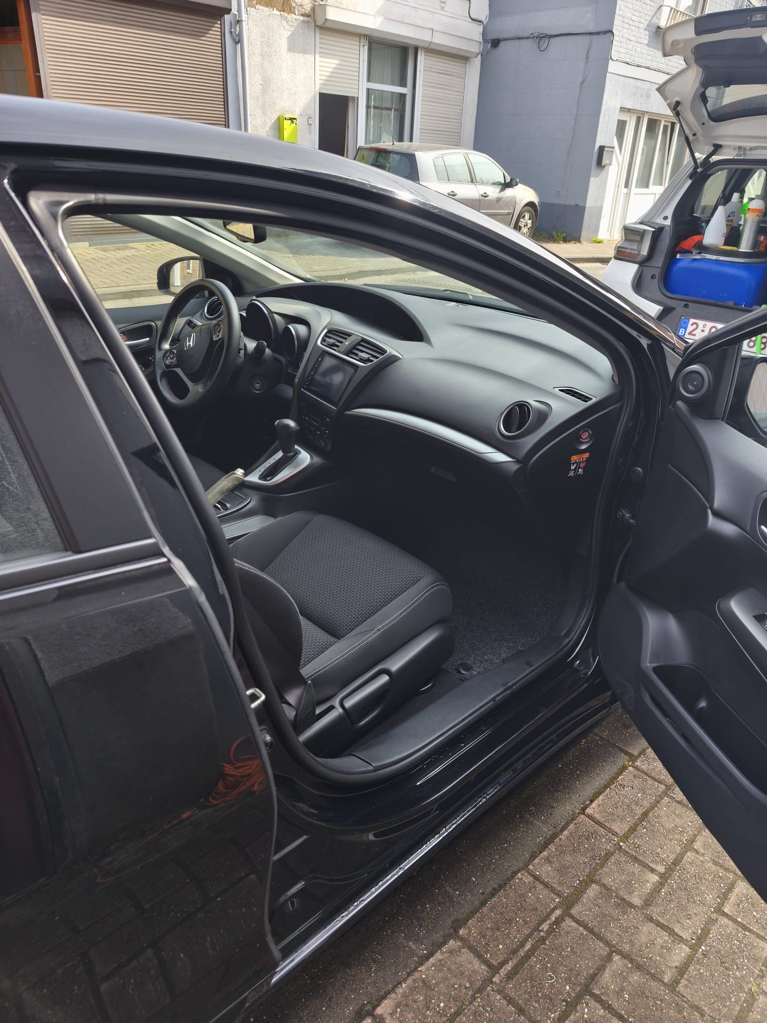 Réalisation de nettoyage auto à domicile à Mons par Kraken Cleaning